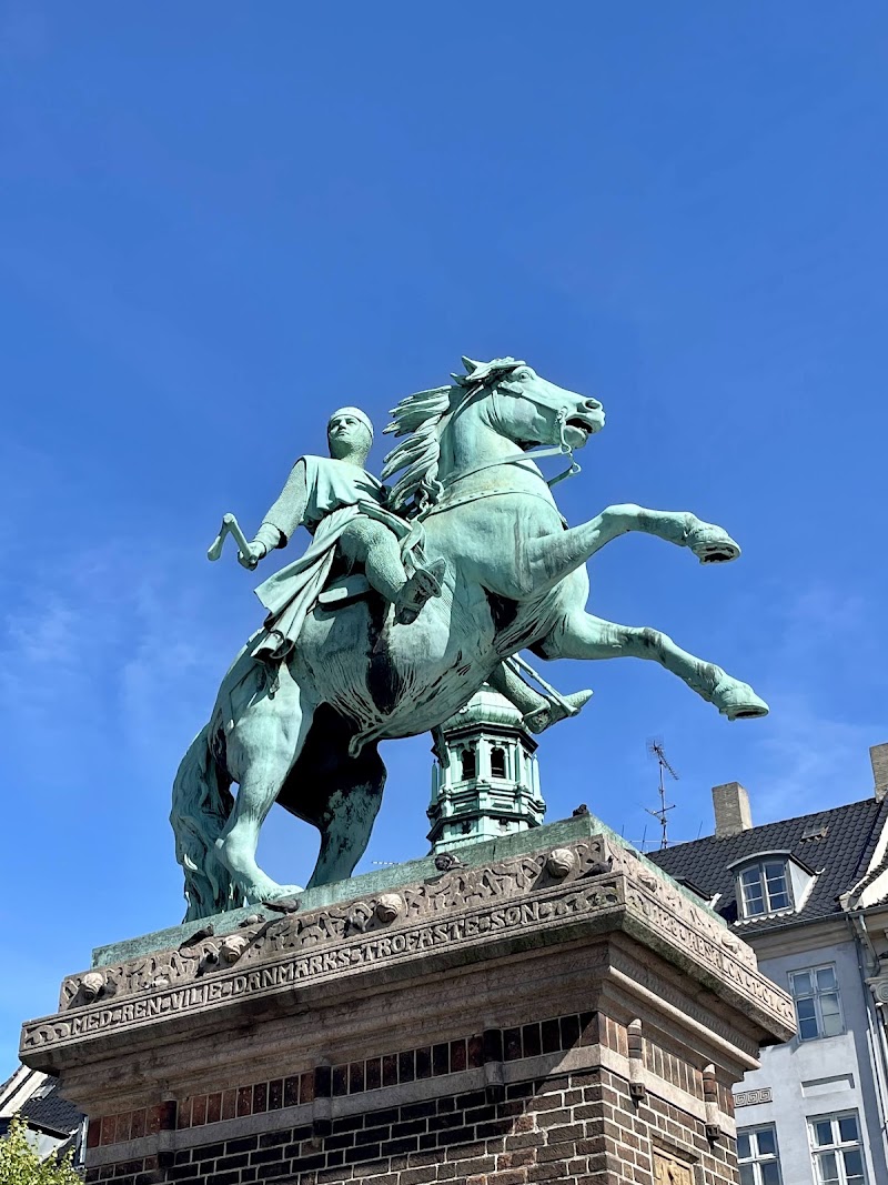 Statue of Bishop Absalon in København