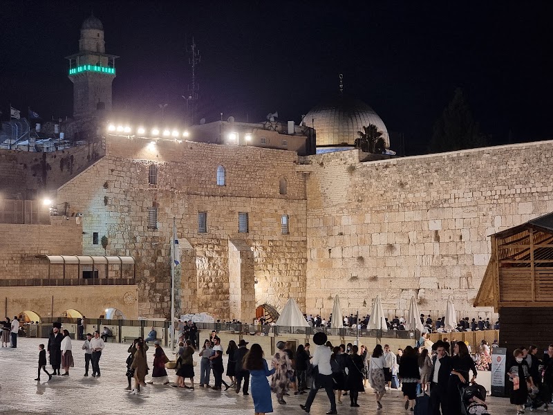 Photo 1 at הקרן למורשת הכותל המערבי | סיורי סליחות | סיורים לקבוצות | טיולים בירושלים | סיורי חנוכיות | בר מצווה | בת מצווה | חלאקה in Jerusalem