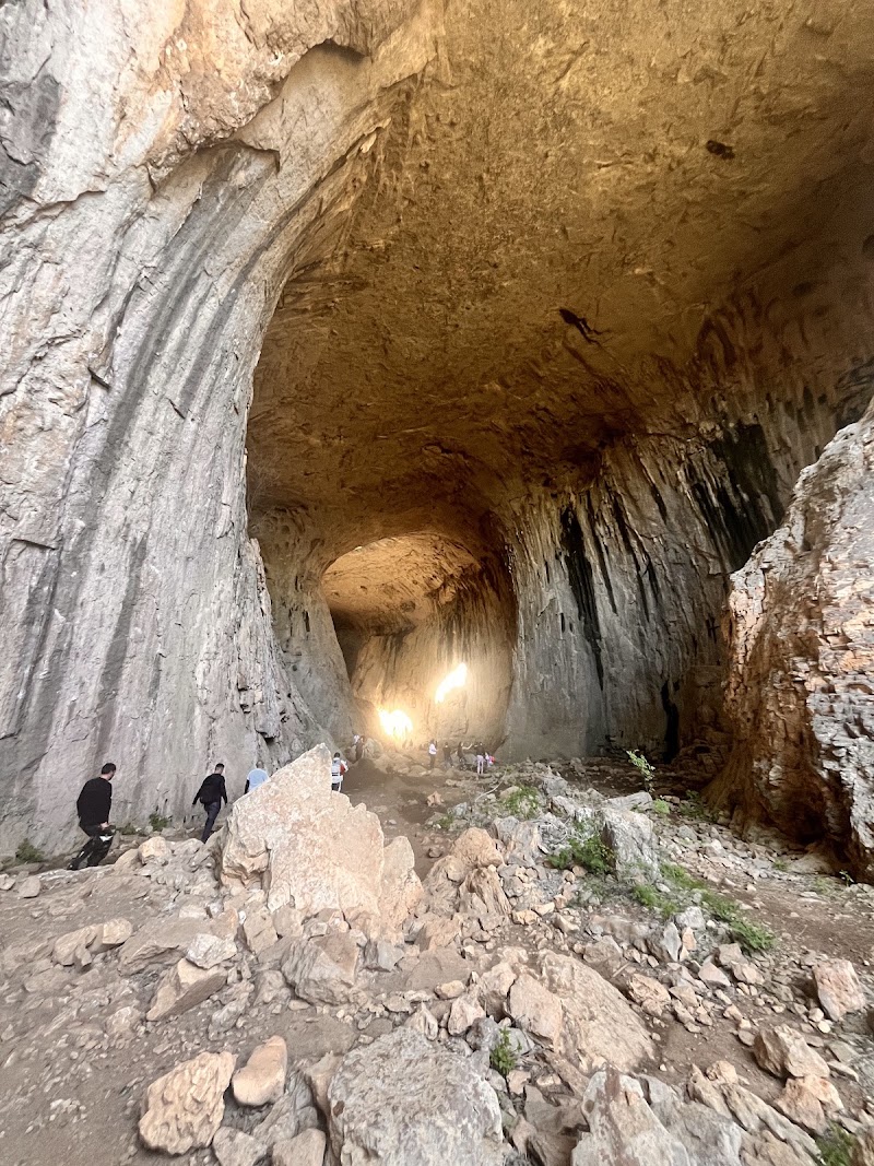 Prohodna Cave in Karlukovo