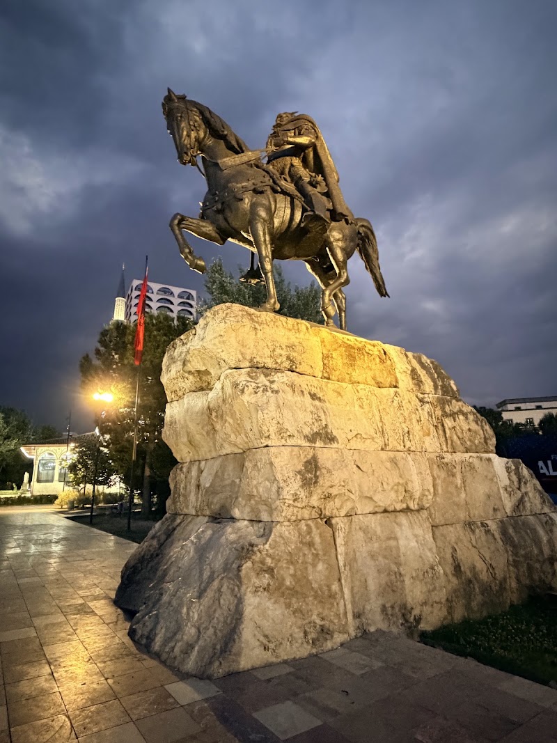 Skanderbeg Statue in Tiranë