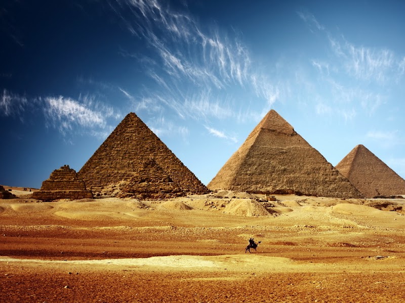 Pyramids of Queens in 