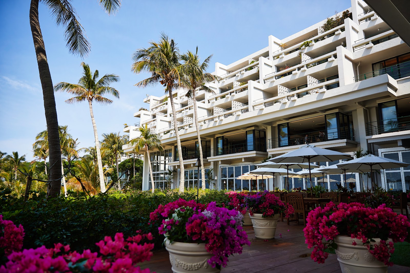 Palace in Moon Beach in Onna