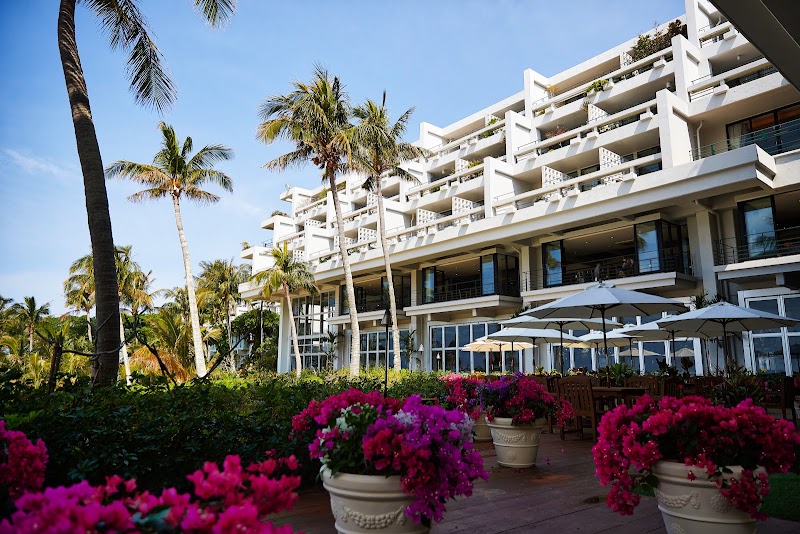 Palace in Moon Beach in Onna