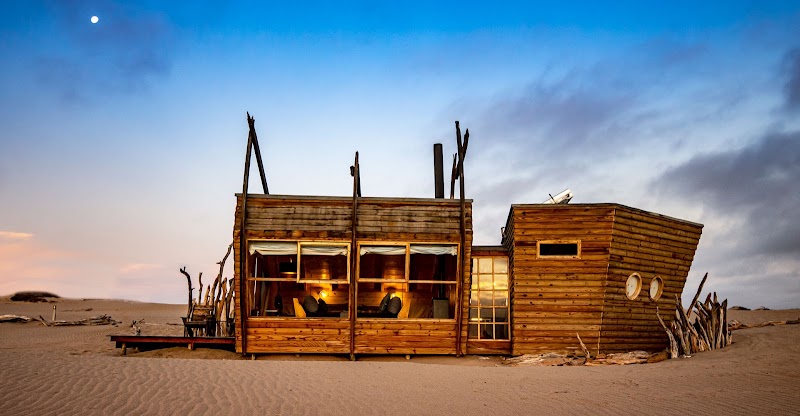 Shipwreck Lodge in Mowe Bay