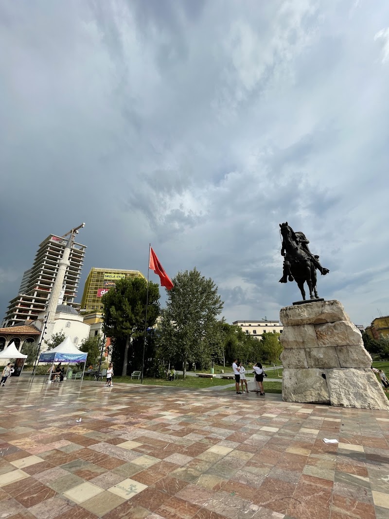 Photo 2 at Skanderbeg Square in Tiranë
