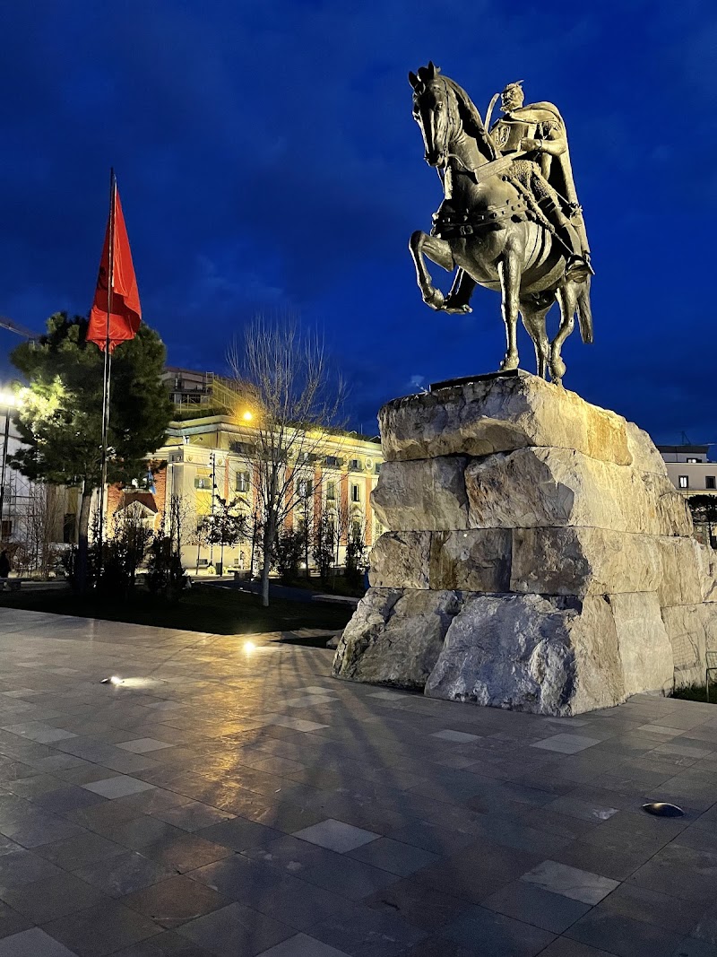 Photo 4 at Skanderbeg Square in Tiranë
