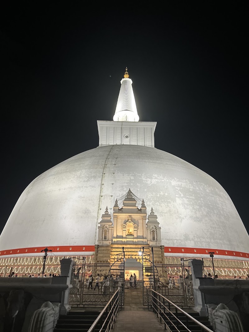 Ruwanweli Maha Seya in Anuradhapura