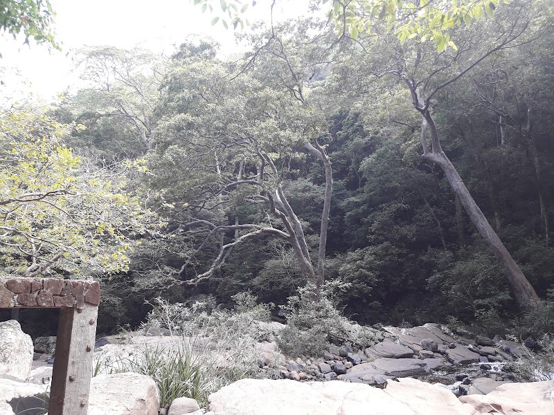 Photo 2 at Sera Ella Water Fall in Illukkumbura