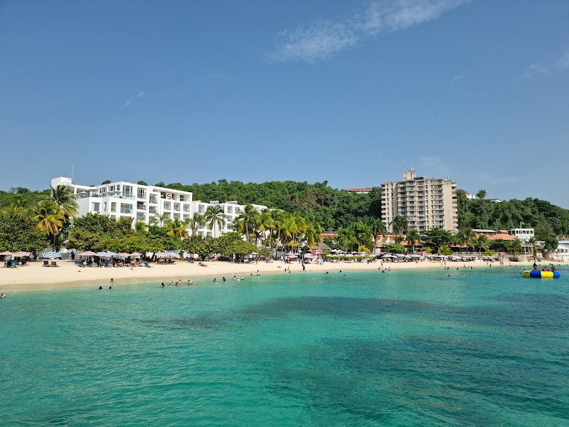 Doctor's Cave Beach in Montego Bay