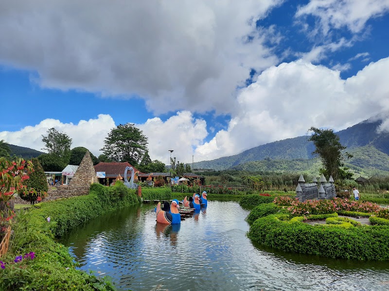 Photo 3 at Ulun Danu Beratan Temple in Baturiti