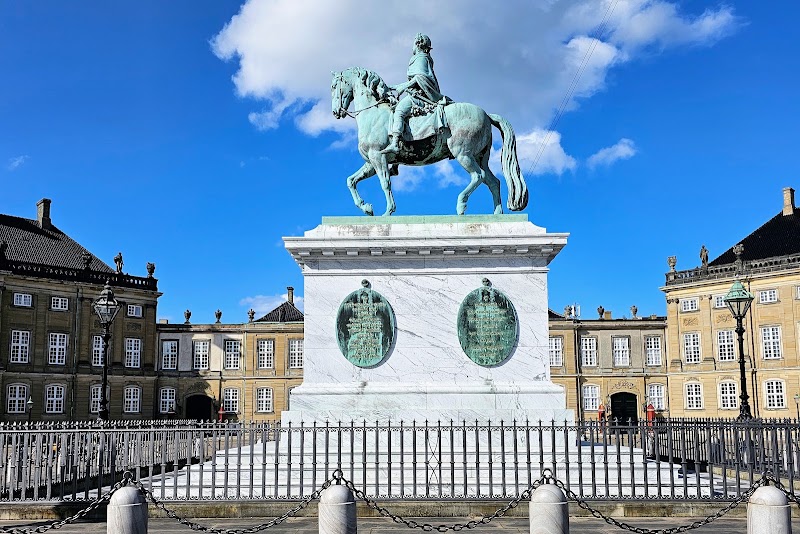 The equestrian statue in København