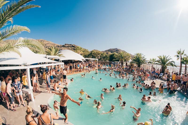 FarOut Beach Club in Milopotas