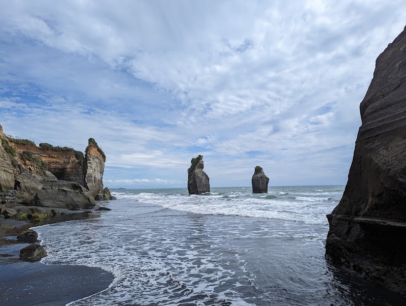 Three Sisters and the Elephant Rock in Tongapōrutu