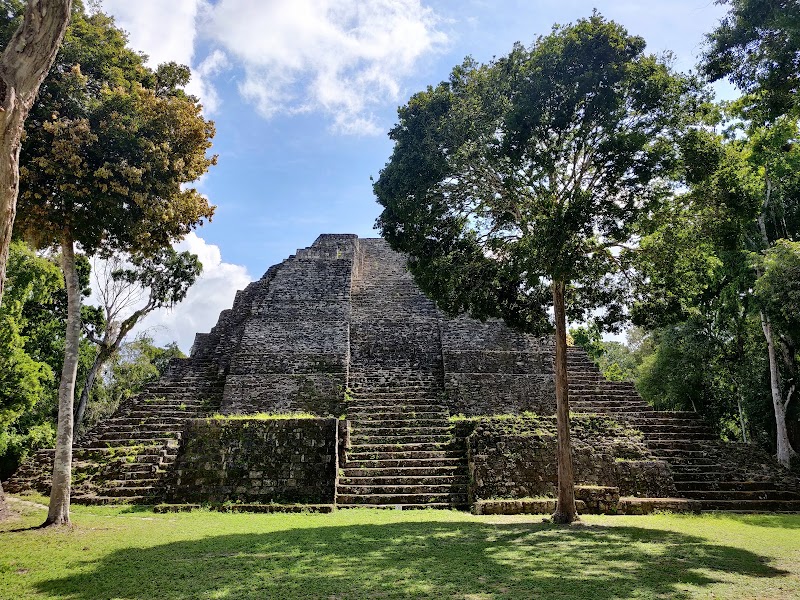 Acropolis Norte Yaxha in Laguna Yaxjá