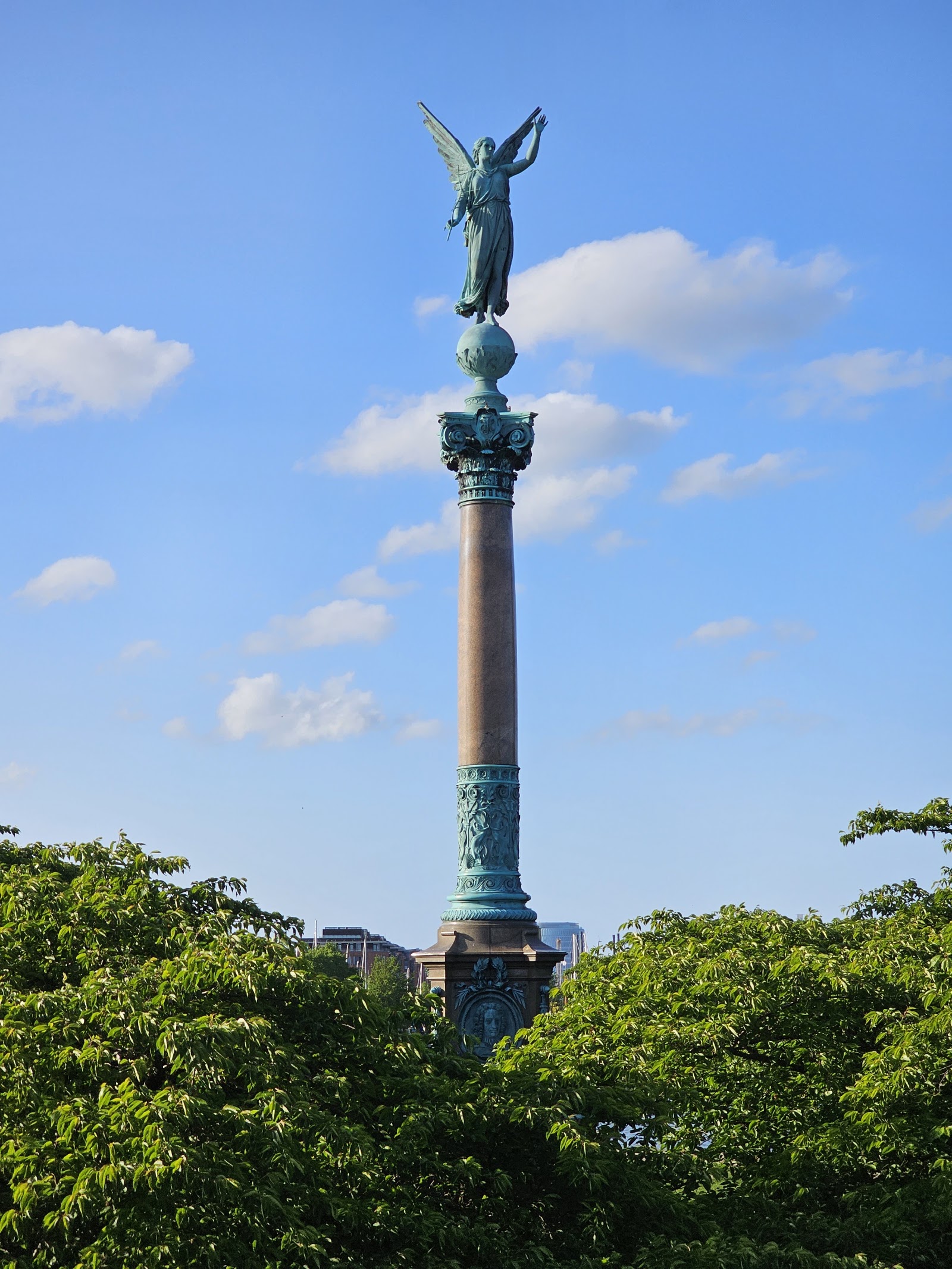 Ivar Huitfeldt Memorial in København