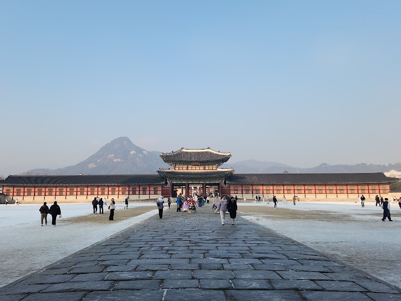 Photo 3 at Gwanghwamun Gate in Sajik-ro